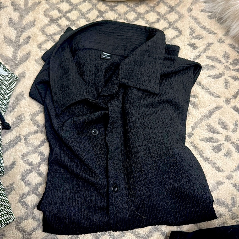 Men’s extra large, short sleeve button up shirt with ribbed texture